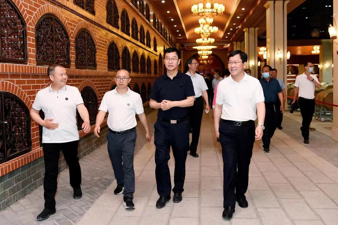 省政協(xié)黨組成員、副主席王立偉一行來(lái)格瑞特酒莊考察調(diào)研